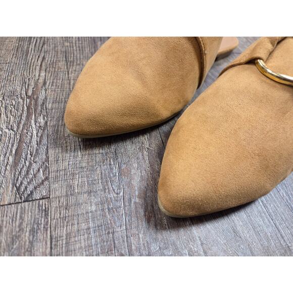 Qupid Tan Camel Faux-Suede Gold Buckle Mules Flats Shoes Pointed Toe Size 8.5 - Picture 3 of 8